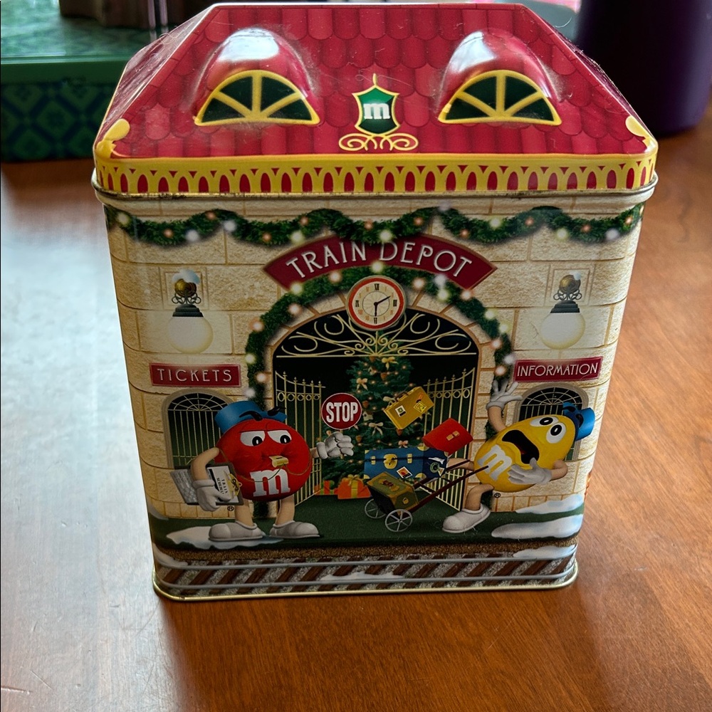 M&M'S Train Depot Tin - Red, Yellow, Green
Limited edition from 2001